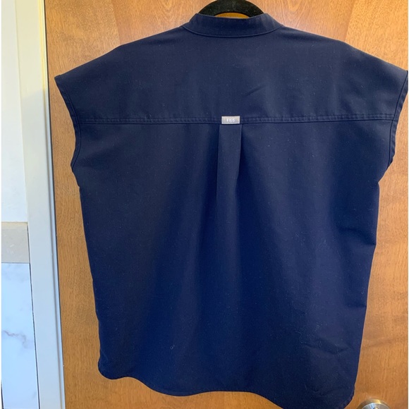 FIGS Women’s Navy Rafaela Oversized Scrub Top - Picture 4 of 4